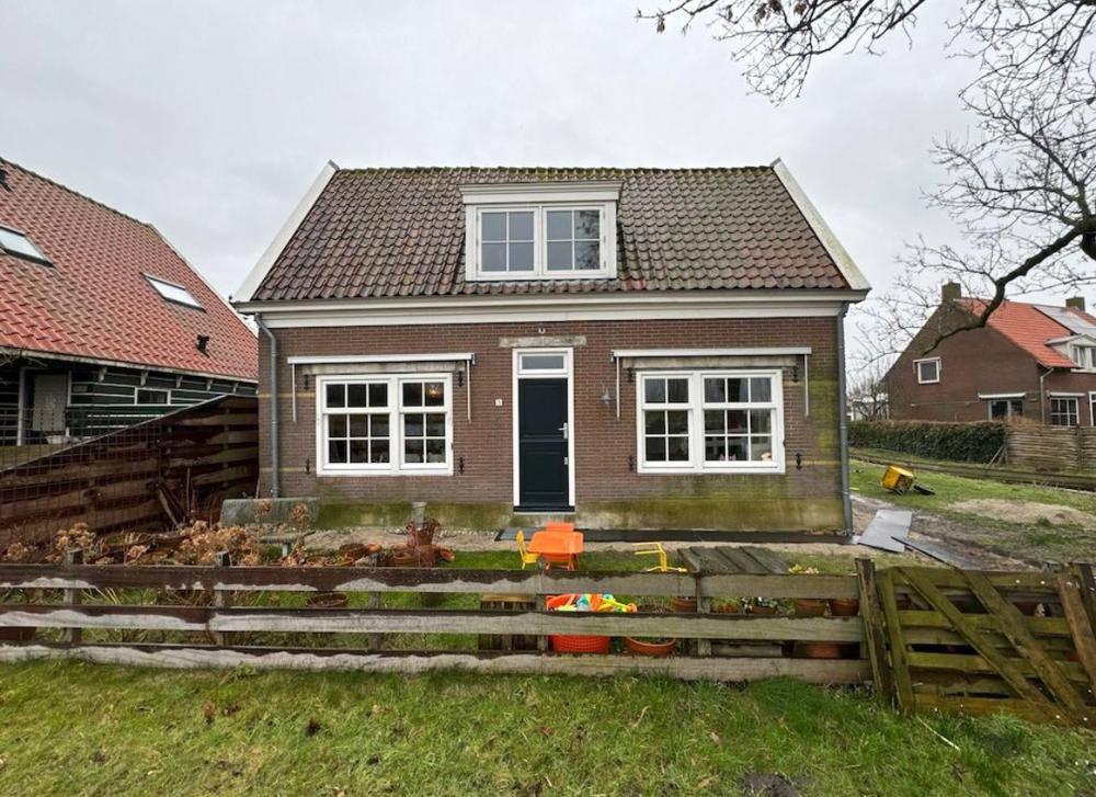 3 Dakpannen en gevel reinigen woning