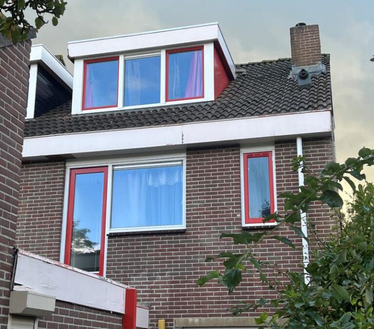 Dakkapel en boeidelen en houtwerk reinigen