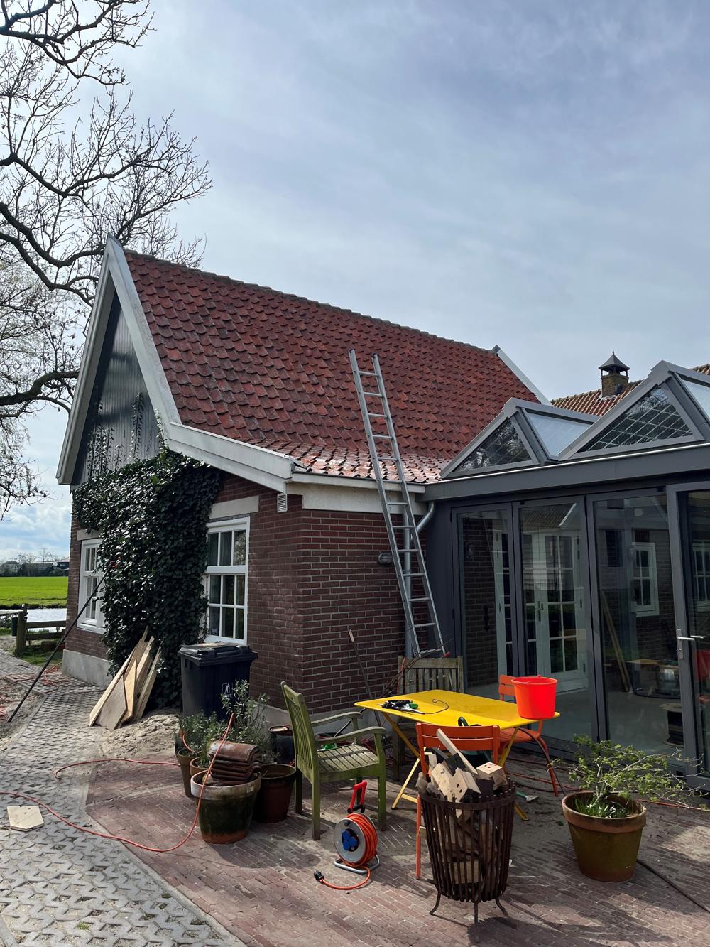 Foto-s-van-het-huisje.-Pannen-waren-100-jaar-ongeveer.-Toch-aardig-schoon-gekregen.-4 Dakpannen en gevel reinigen woning
