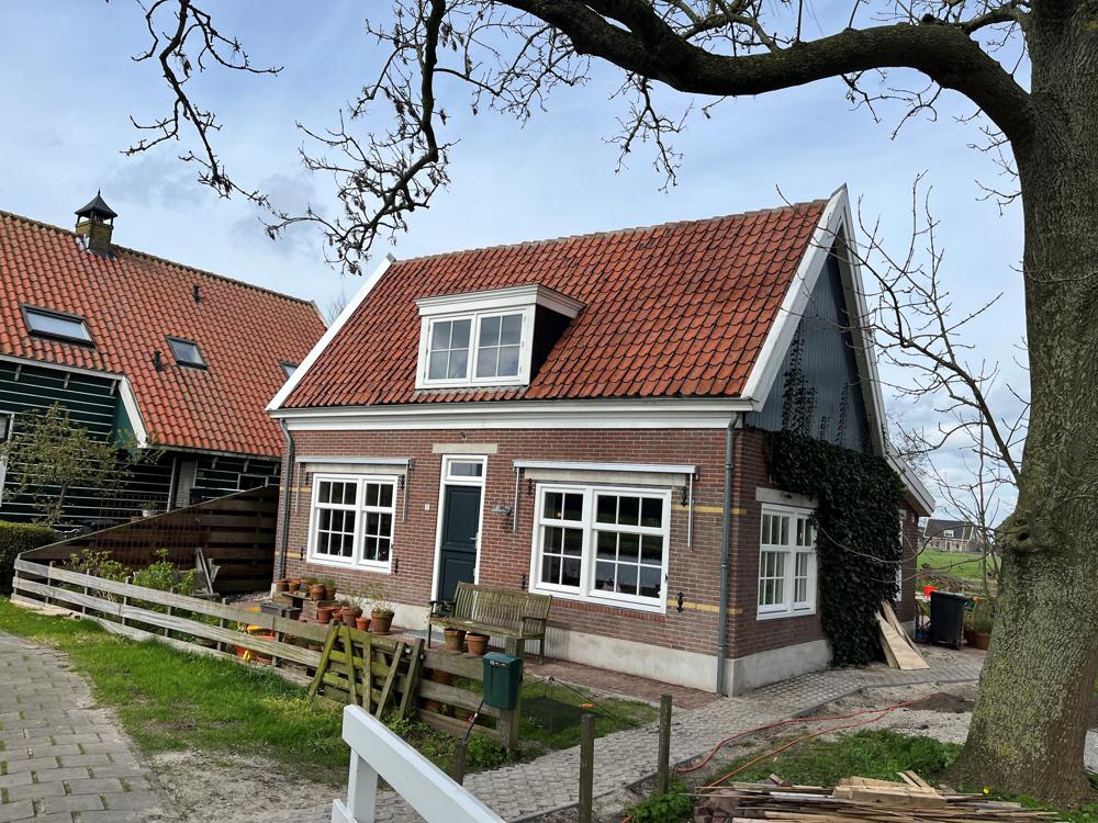 Foto-s-van-het-huisje.-Pannen-waren-100-jaar-ongeveer.-Toch-aardig-schoon-gekregen.-6 Dakpannen en gevel reinigen woning