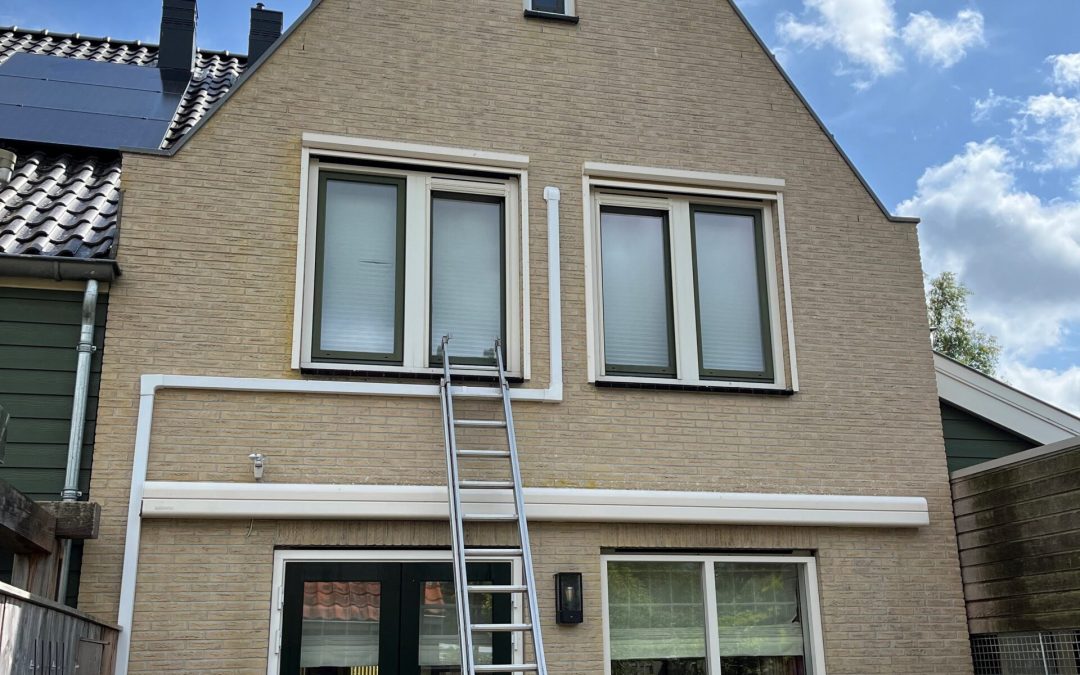 Softwash gevelreiniging Noord Holland van een woning in Twisk