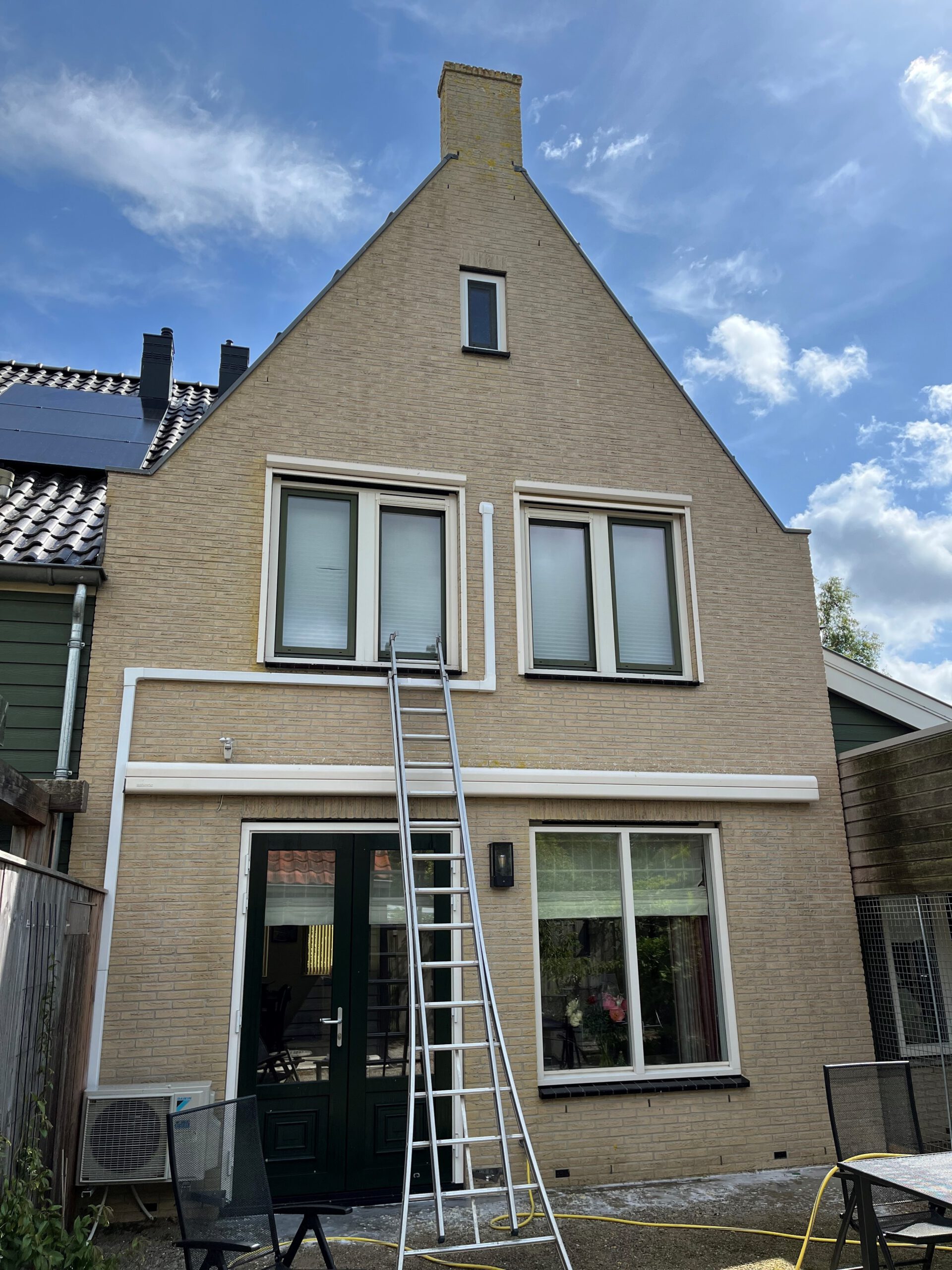Softwash gevelreiniging Noord Holland van een woning in Twisk