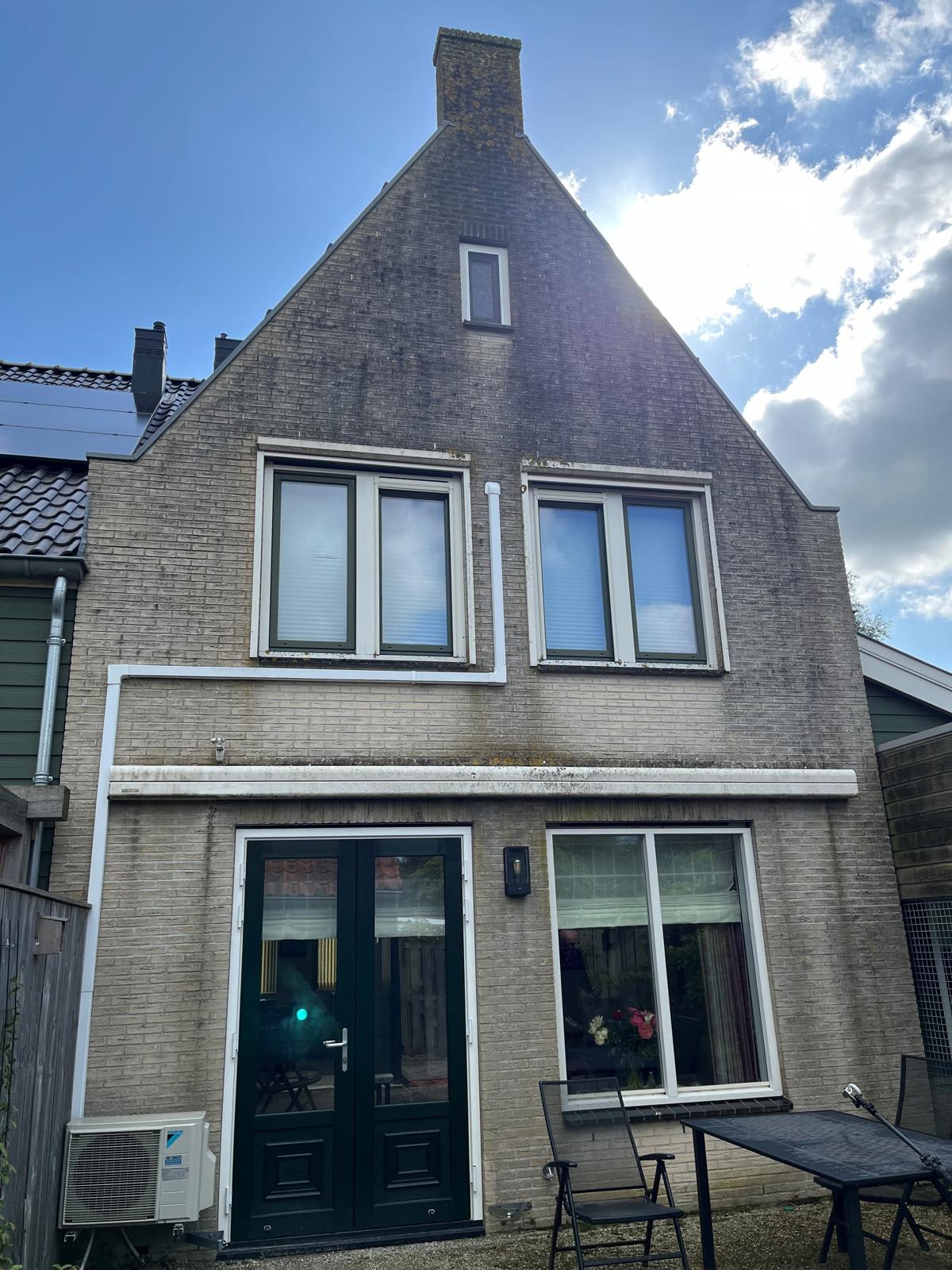 Softwash gevelreiniging Noord Holland van een woning in Twisk