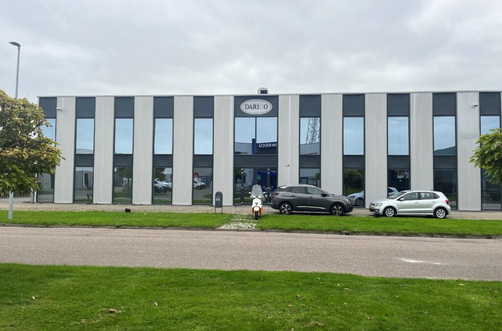 Bedrijfspand reinigen met Softwash Hoorn