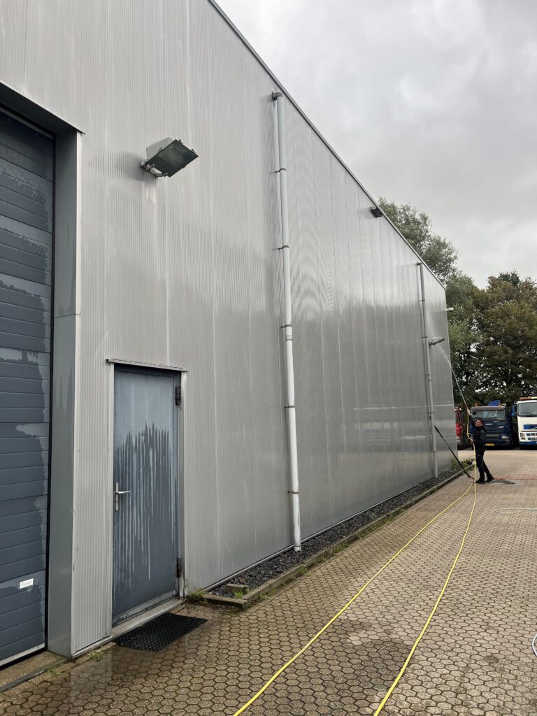 bedrijfspand-gereinigd-met-softwash