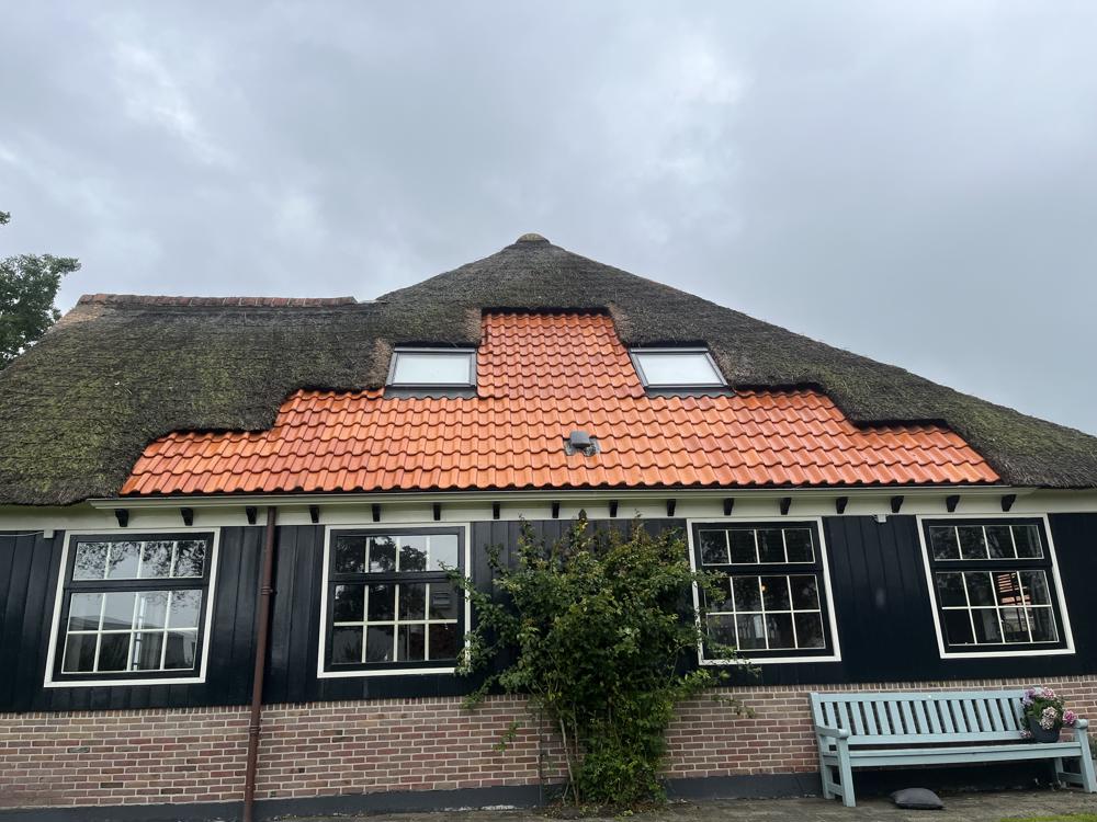boerderijen-in-Ursem-1 Deze taak werd uitgevoerd met onze gespecialiseerde Softwash-techniek, bekend om zijn effectiviteit en zachtheid, wat essentieel is voor de duurzame materialen van de boerderijdaken.