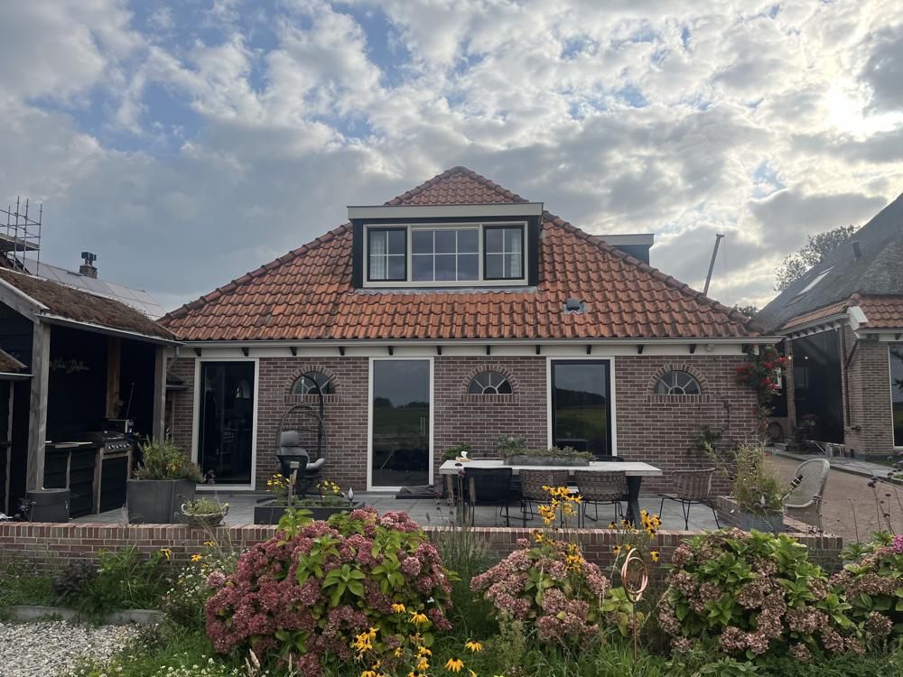 boerderijen-in-Ursem-3 Deze taak werd uitgevoerd met onze gespecialiseerde Softwash-techniek, bekend om zijn effectiviteit en zachtheid, wat essentieel is voor de duurzame materialen van de boerderijdaken.