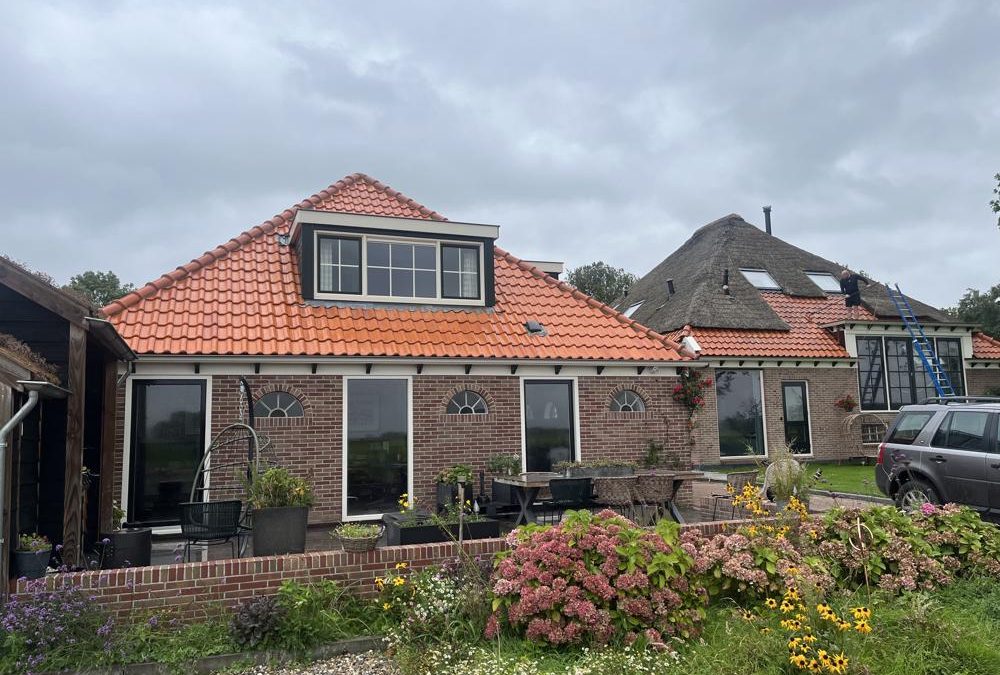 Dakreiniging van twee boerderijen in Ursem