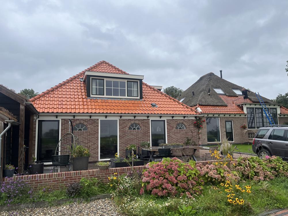 boerderijen-in-Ursem-4 Deze taak werd uitgevoerd met onze gespecialiseerde Softwash-techniek, bekend om zijn effectiviteit en zachtheid, wat essentieel is voor de duurzame materialen van de boerderijdaken.