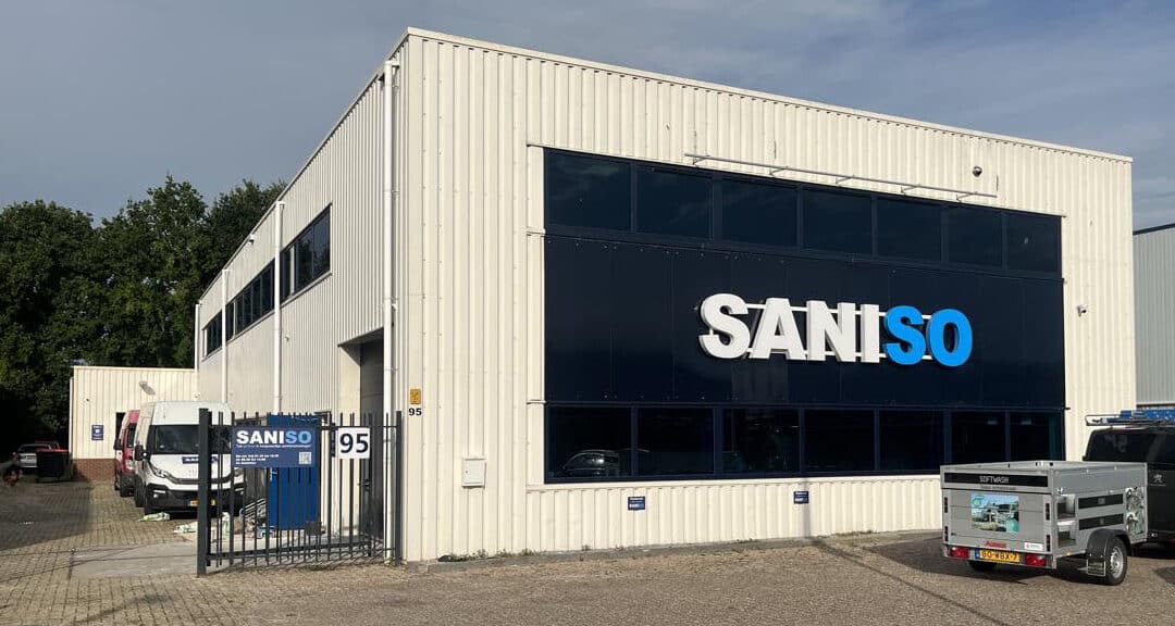 Gevelreiniging bedrijfspand in Zwaag