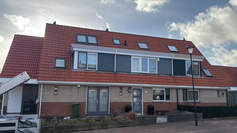 Pannendak huizenblok gereinigd in Edam