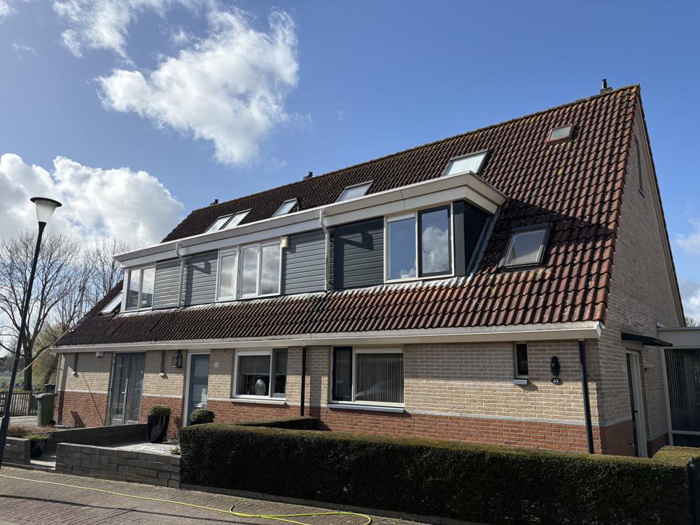 Pannendak huizenblok gereinigd in Edam